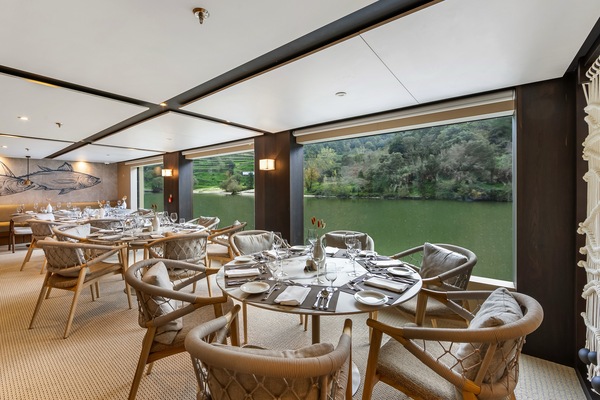 APT Travelmarvel MS Estrela Restaurant ©Tony Brown Photography 4.jpg